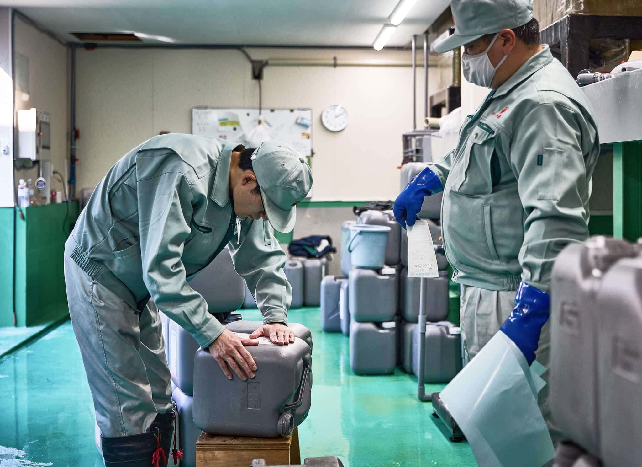 過酷なラインを支える「性能」とは？連続使用に強い業務用剥離剤の品質基準