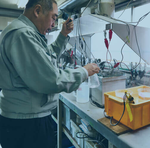 特殊合金や難処理材に対応する専用薬品のカスタム調合